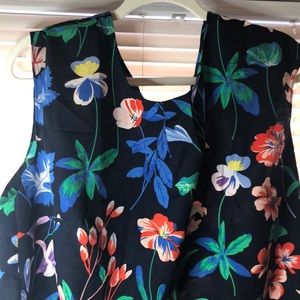 Beautiful Talbots no sleeve womens sz 16 blouse with button back.